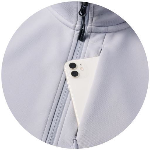 胸ポケットはスマホが入る大きさ