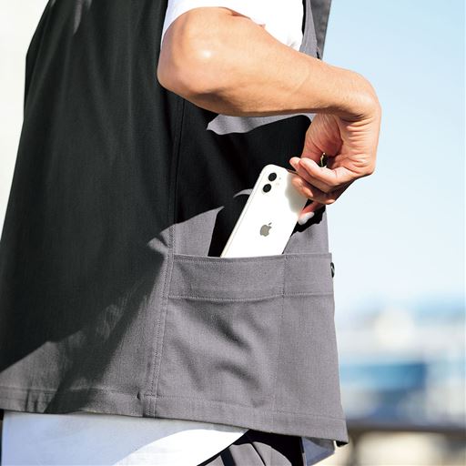 サイドには使い勝手のいい深めポケット