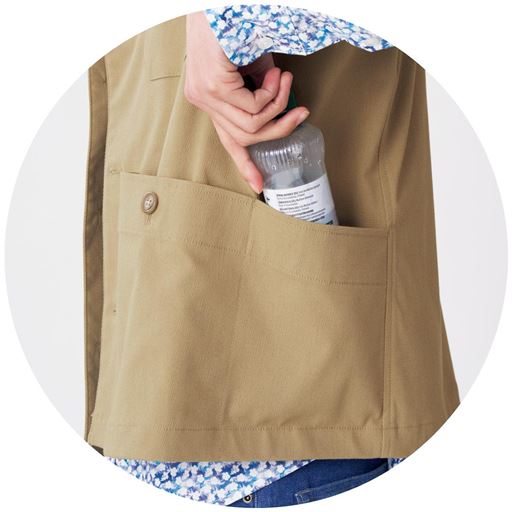 側面には、使い勝手のいい深めのポケット。