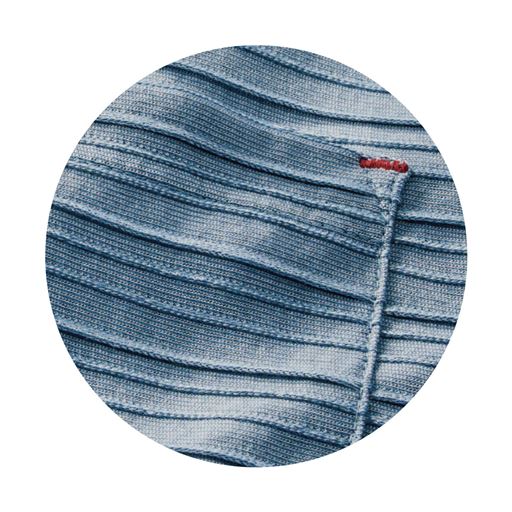 タック使いでボーターを表現した素材。ポケットの縁の赤いステッチがアクセントに。