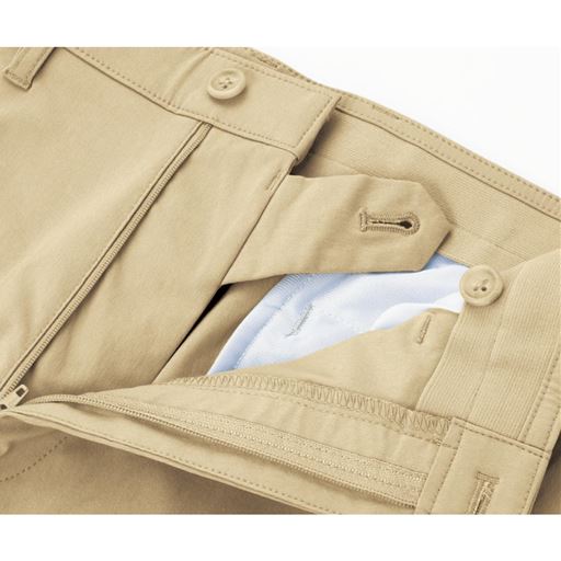 上質スラックスにも使われる「内掛けボタン」を採用。