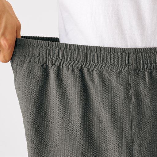 ウエストは紐ゴム+ひもで調整可能。