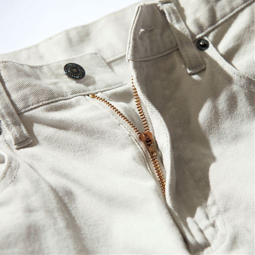 ジーンズに使われるフロントボタンやファスナー使用で、耐久性もしっかり。