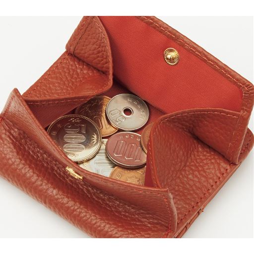 お札やカードも入り、収納力は十分。