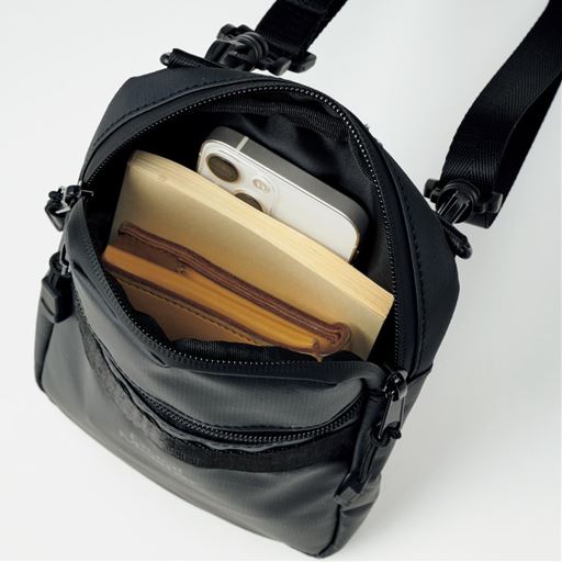 財布や携帯電話、鍵、イヤホンなどの貴重品をすっきり収納して身軽に出掛けられます。