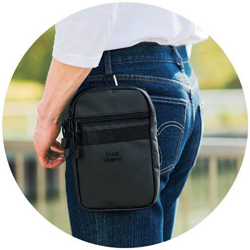 カラビナをパンツのループに装着してウエストバッグにしても。