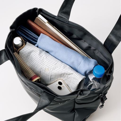 着替えからタブレットまでしっかり収納できます。