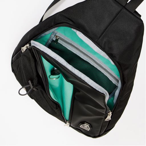 グリーンの内装と大きく開くファスナーで中が見えやすい設計。B5が入る収納力。