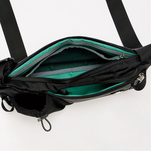 A5判が収まる容量。ボトルを外ポケットに入れると、中にゆとりが生まれます。