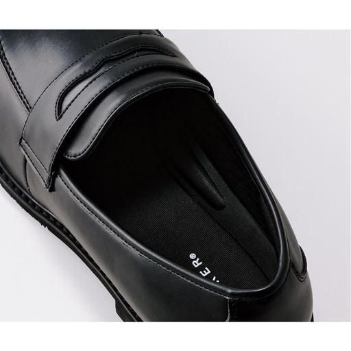 リニューアル はき口ワイド はき口ワイドにリニューアル。広めのはき口で、足入れラクラク。