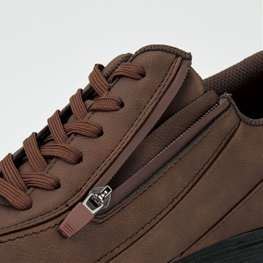 脱ぎ履きしやすい内側ファスナー。止水仕様で防水力アップ