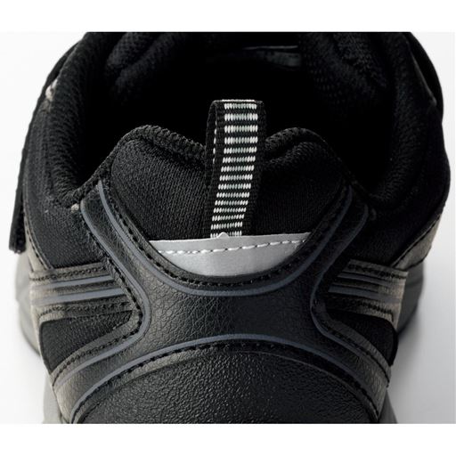 かかとに反射材付き