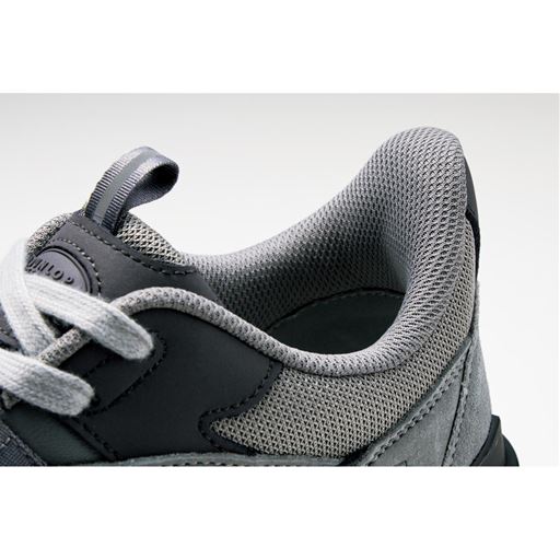 着脱ラクラク仕様 脱ぎはきしやすい履き口でしゃがまずにはける。