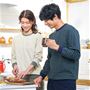 (左から)ライトベージュ、ネイビー コーディネート例