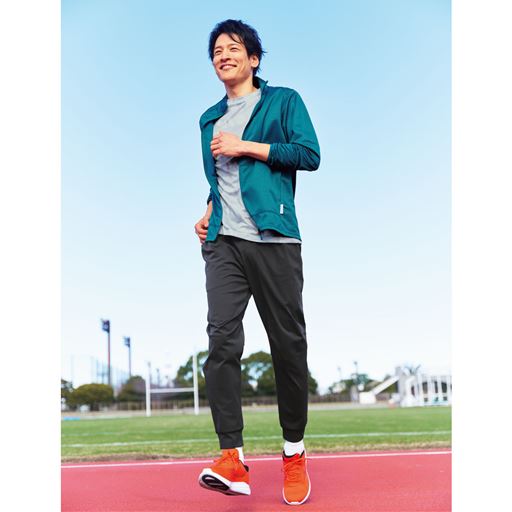 ジャケットブルーグリーン Tシャツホワイト パンツチャコールグレー シューズ コーディネート例