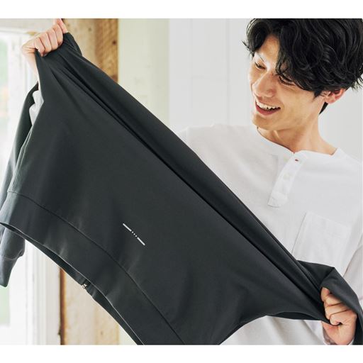 動きに合わせてしなやかに伸びる生地が、スポーツライフを快適サポート。