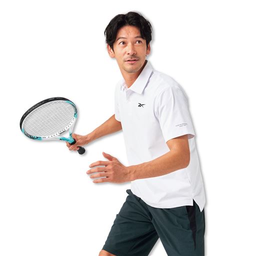 ポロシャツホワイト ハーフパンツブラック コーディネート例