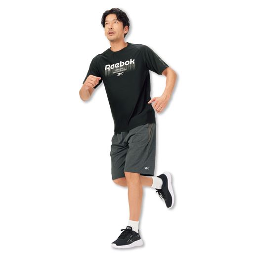 Tシャツブラック ハーフパンツチャコールグレー コーディネート例