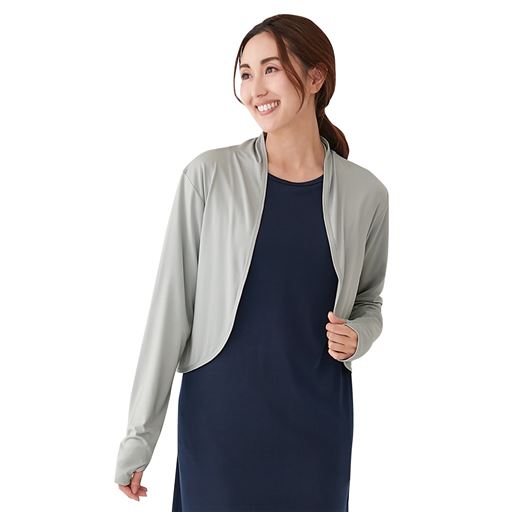 シワになりにくいので、カバンに入れて持ち運びにも便利。エアコンによる冷え対策にも。 アイスグレー着用例