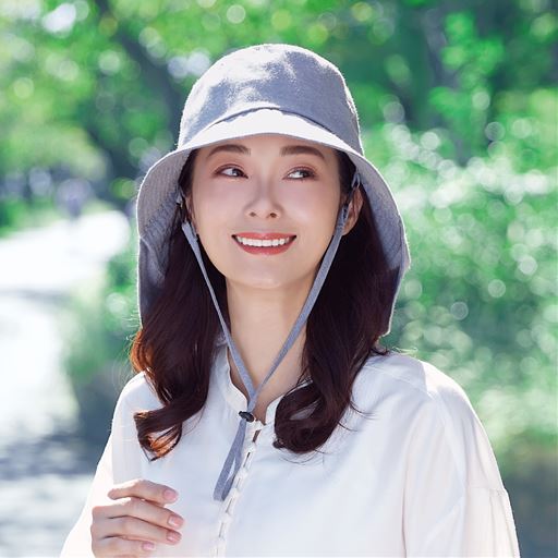 さわやかなシャンブレー生地を使用した日よけ対策帽子。 ブルー着用例