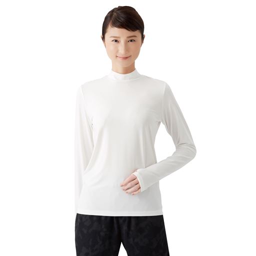 程よい高さのハイネックで涼やかに首元までガード。 ホワイト着用例