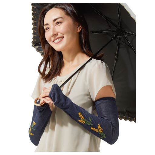 お出かけが楽しくなるかわいい花柄のUV対策アームカバー。 ネイビー着用例