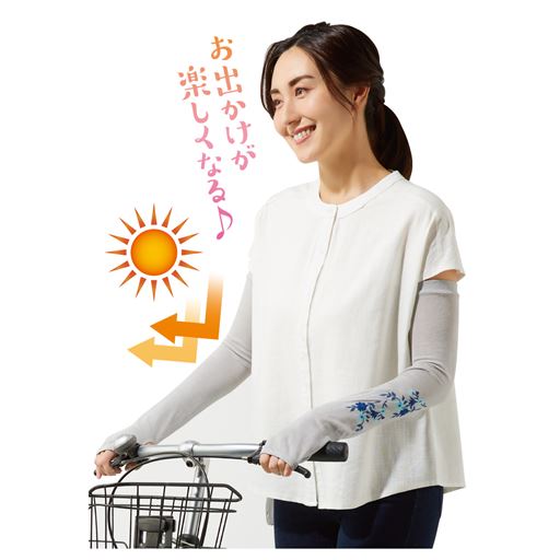 かわいい花柄デザインが、単調になりがちなコーディネートのアクセントに。 ライトグレー着用例