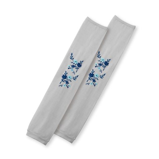 日本国内の工場で生産。糸や編み方を細かく調整し、丸編みのゆったりとしたシルエットに仕上げています。<br>ライトグレー