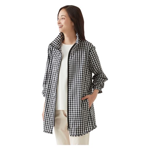 ギンガムチェック(ブラック)着用例<br>ゆったりシルエット<br>綿95%で優しい着心地<br>上下開閉ファスナー仕様