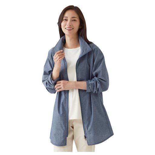 ネイビー着用例<br>ゆったりシルエット<br>綿95%で優しい着心地<br>上下開閉ファスナー仕様