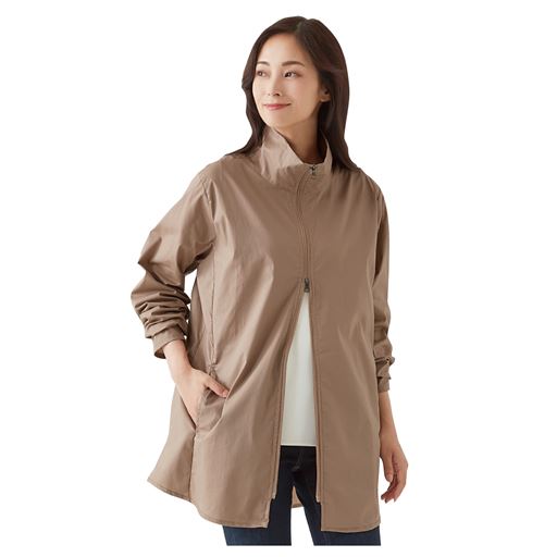 モカ着用例<br>ゆったりシルエット<br>綿95%で優しい着心地<br>上下開閉ファスナー仕様