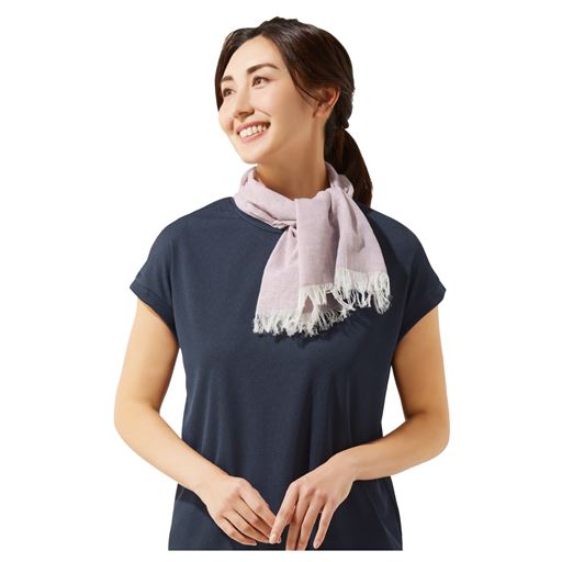 吸水性に優れた綿100%のガーゼスカーフ2色組<br>(写真は2色組のうちパープル系を着用)