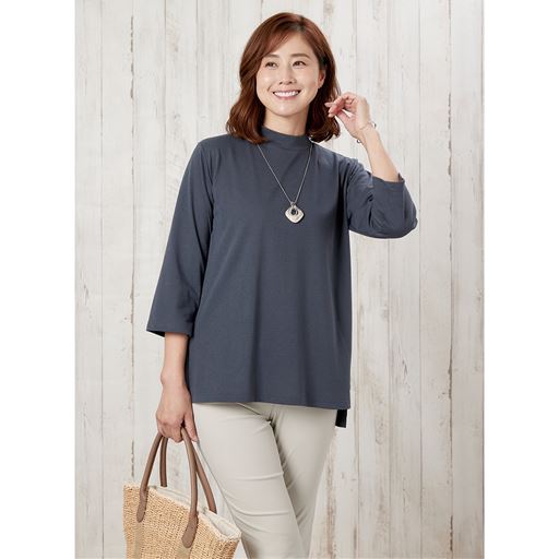 ダークグレー<br>着るだけで首元を日差しから守るハイネックTシャツ。