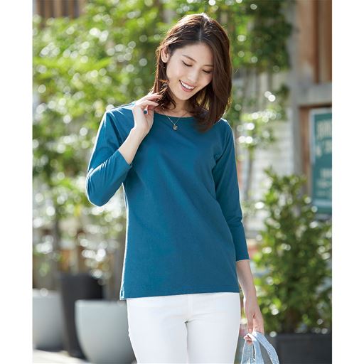 ターコイズブルー<br>シルエットがキレイで細く見えると好評の、ベーシックな7部丈Tシャツ。