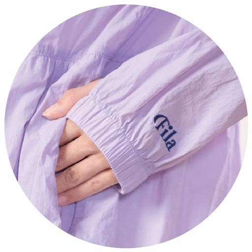 日焼け対策にうれしい手の甲までカバーする指穴付きの袖。