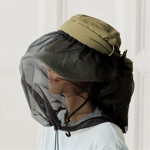 虫除けネット付き。帽子の上からネットをかぶせられます。