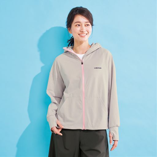 日差し対策にも快適なパーカーは、吸汗速乾機能付きで汗をかいてもサラリと快適。