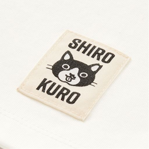 背中にはさりげない存在感とアソビゴコロを演出するタグ付き&copy;shirokurosan