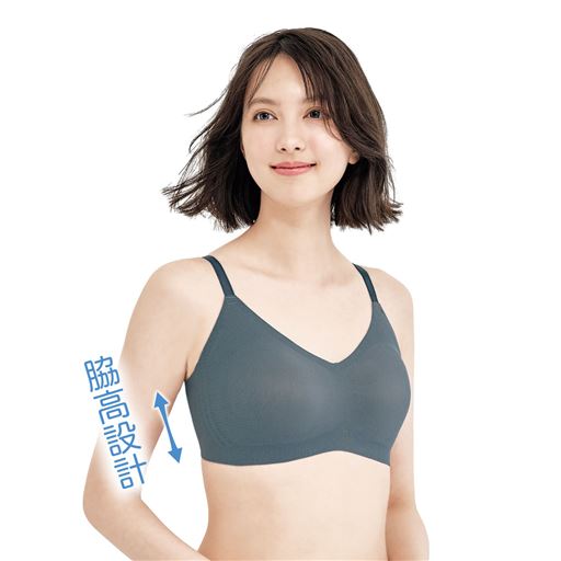綿混素材でバストを包み込んで心地よく<br>シャドーグレー着用例