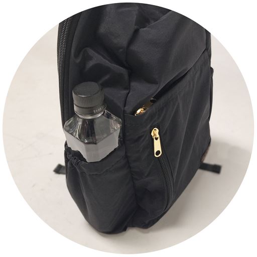 スリムなペットボトルや折り畳み傘が入る<br>※形状によっては入らない場合がございます。