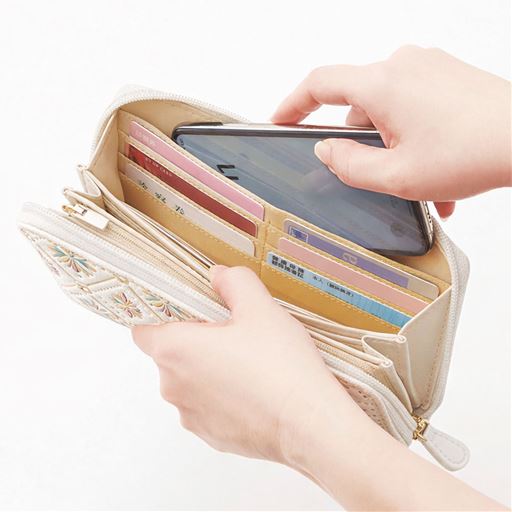 スマートフォンも入るゆったりサイズ(縦約17cm×横約9cmのスマホに対応)