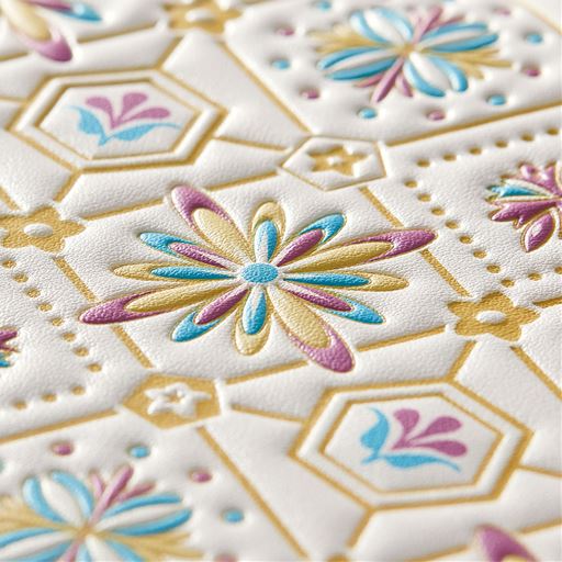 型押しによるふっくらとした凹凸は、光の反射によって特別な存在感を演出