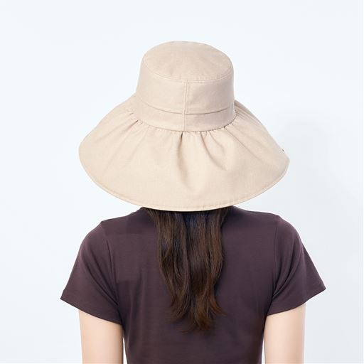 後ろつばが長く、首筋の日焼けも防ぐ