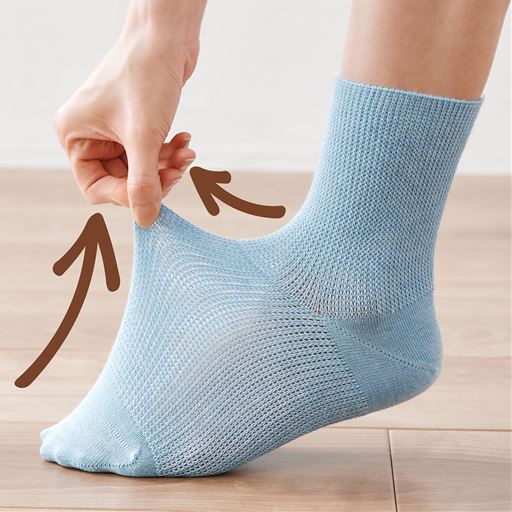 履き口だけでなく、甲まわりまで伸縮性が良くゆったり