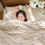 春眠暁を覚えず。目覚ましが鳴ったあとの5分まどろむ至福の時。ときめく肌ざわりとお日様の匂いが二度寝を誘ってしまうかも。