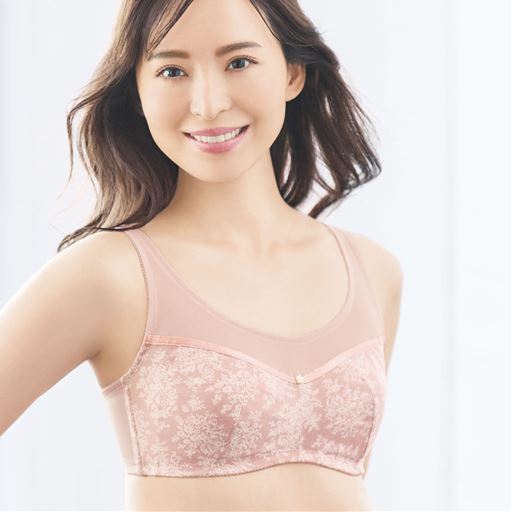 さらしを巻くようにおさえて、大きいバストを小さくすっきり見せるブラ <br>ペールモーヴ着用例