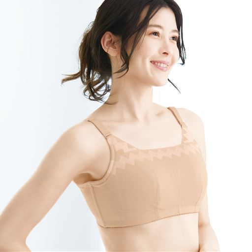 カップ裏は綿混メッシュで肌にやさしく涼やかなブレストケアブラ<br>コーラルベージュ着用例
