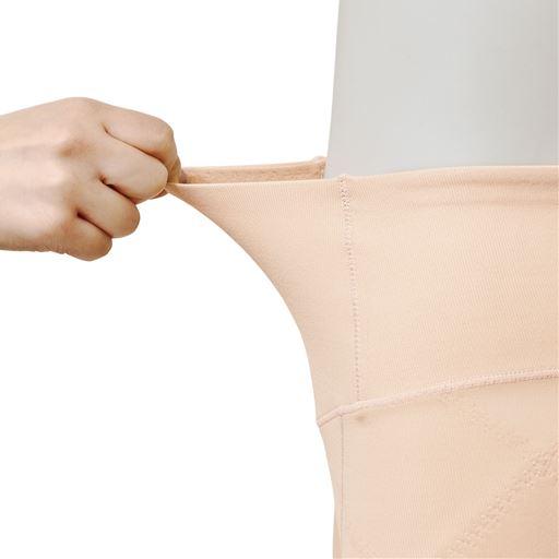 ウエストは二重仕立てでソフトにフィット。程よい補整力でお腹の苦しさを軽減。ゴムが肌に直接当たらない仕様です。