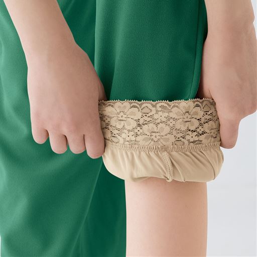 ペチコート裾の幅広ストレッチレースごとパンツの裾をくるくる巻き上げればOK。