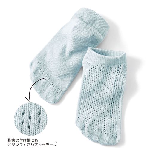 指裏の付け根にもメッシュでさらさらをキープ。